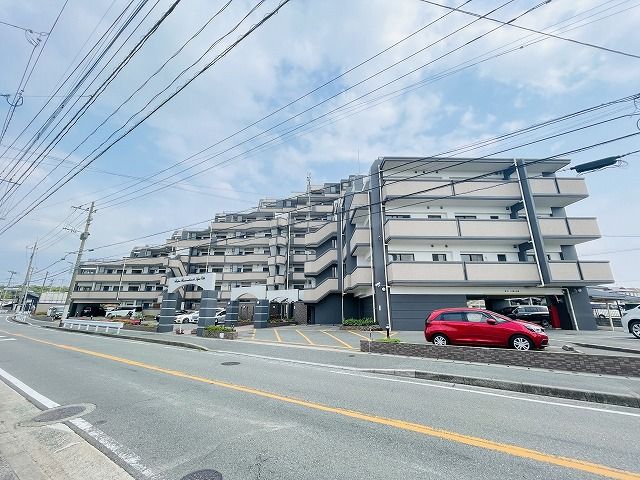 4LDK Apartment in Fukuoka's Higashi Ward with Balcony - Thumbnail 3