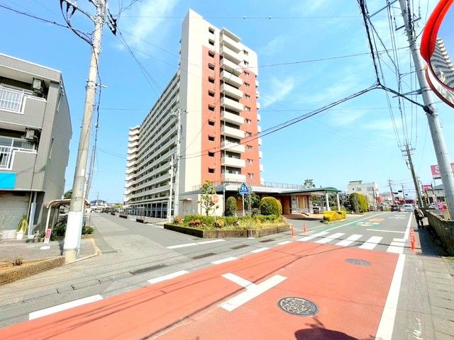 Spacious 4LDK Apartment in Ushiku with Large Balcony - Thumbnail 3