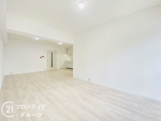 Renovated 2LDK Apartment in Joto-ku Osaka Near Gamo Station - Thumbnail 4