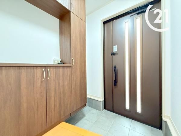 4LDK Solar Panel Home for Sale in Osaka's This Ward - Thumbnail 2