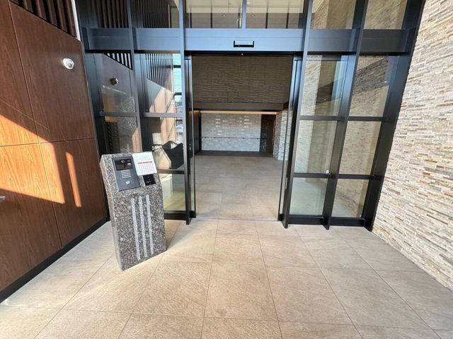 Modern 4LDK Apartment in Oita City with Balcony - Thumbnail 4