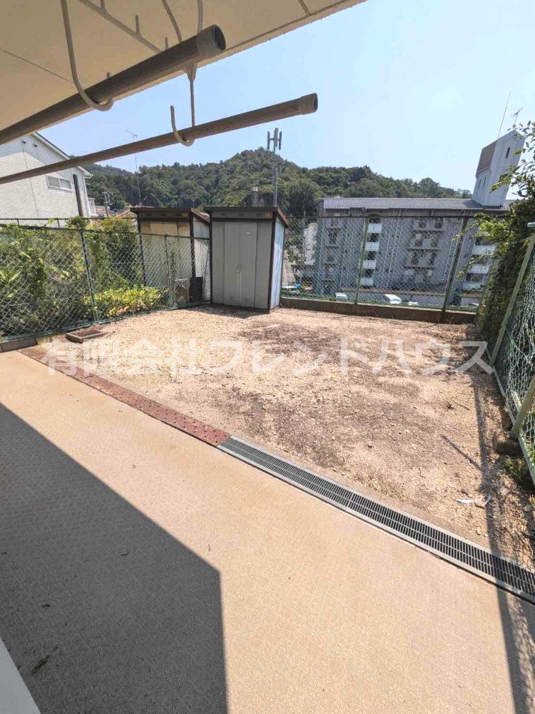 Refurbished 3LDK Apartment with Garden in Hiroshima - Thumbnail 2