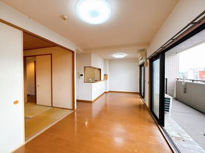 4LDK Apartment in Sakade City with Balcony Space — Image 4, Sakaide, Kagawa