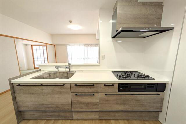4LDK Apartment in Takamatsu with South-Facing Balcony - Thumbnail 2