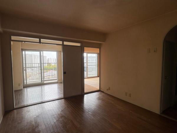 2DK Apartment in Hirakata with South-Facing Balcony - Thumbnail 3