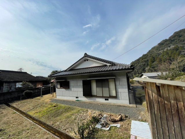 5DK Wooden House with Garden for Sale in Kagoshima City - Thumbnail 2