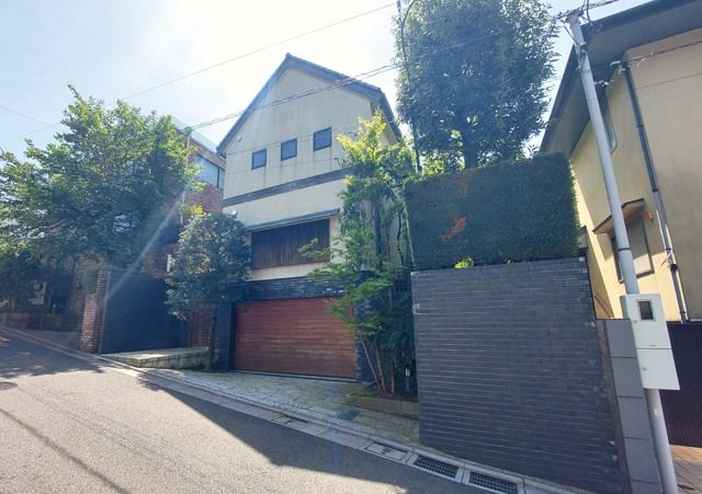 5SLDK Detached House in Den-en-chofu, Ota-ku, Tokyo - Image 1
