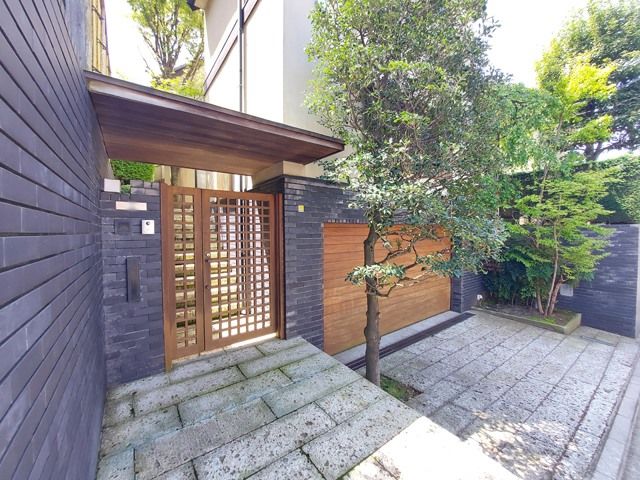 5SLDK Detached House in Den-en-chofu, Ota-ku, Tokyo - Thumbnail 2
