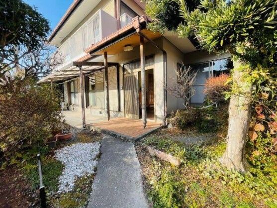 1982 Wooden 6DK House on 236 sqm Corner Lot in Fuji City - Thumbnail 2