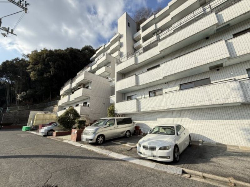 4LDK Apartment for Sale Near Hiroshima Station with Panoramic Views - Thumbnail 3