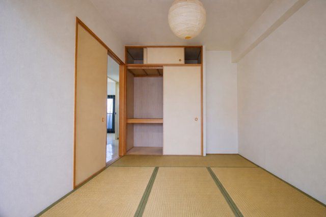3LDK Corner Apartment with Large Balcony in Wakayama City - Thumbnail 2