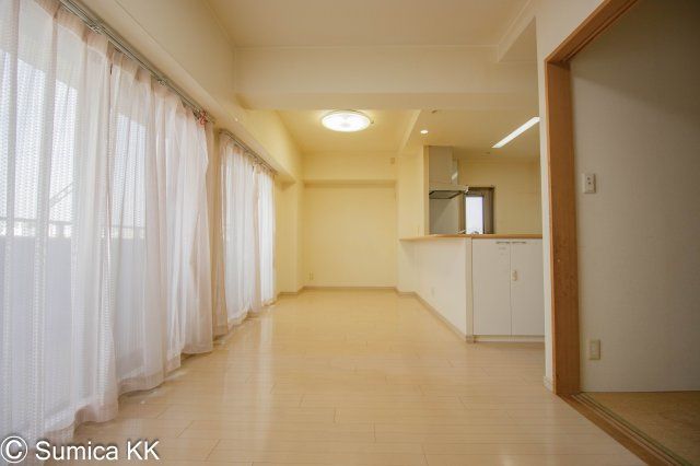 3LDK Corner Apartment with Large Balcony in Wakayama City - Thumbnail 4