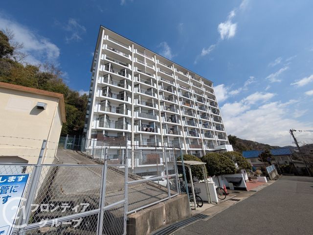 Spacious 2LDK Apartment in Kobe's Higashinada Ward - Thumbnail 3