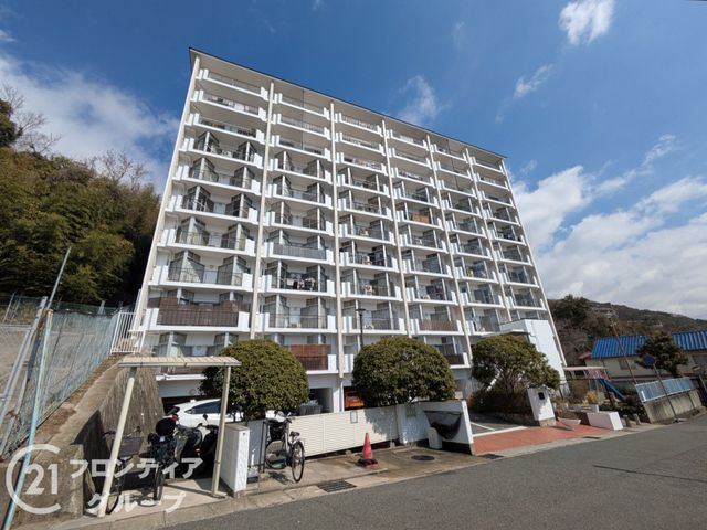 Spacious 2LDK Apartment in Kobe's Higashinada Ward - Thumbnail 4