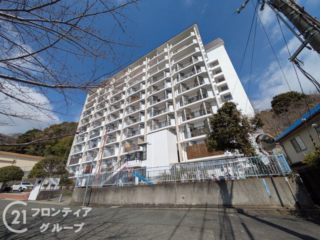Spacious 2LDK Apartment in Kobe's Higashinada Ward - Thumbnail 2