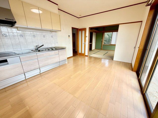 Spacious 4LDK Detached House on 112 Tsubo Land in Koshigaya - Thumbnail 2