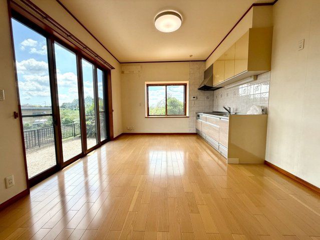 Spacious 4LDK Detached House on 112 Tsubo Land in Koshigaya - Thumbnail 3