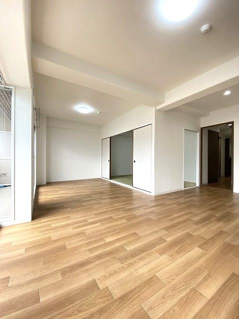 Renovated 3LDK Apartment in Niihama with South-Facing Views - Thumbnail 4