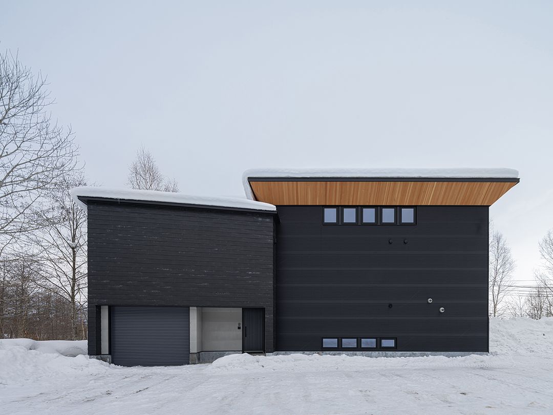 Suisetsu Niseko Villa B - Modern 4-Bedroom House in Soga - Image 1