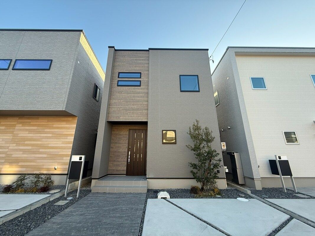 LiCOTT New Build House in Toyota City, Aichi - Thumbnail 3