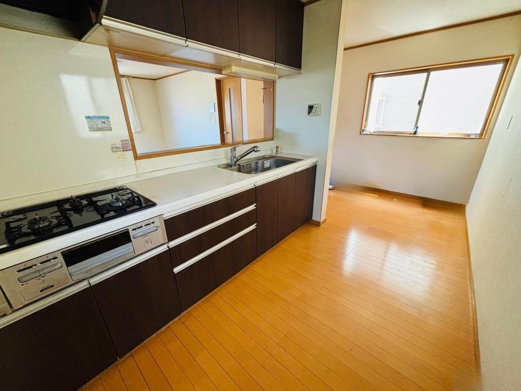 3LDK House for Sale in Honmokumotomachi, Yokohama - Thumbnail 4