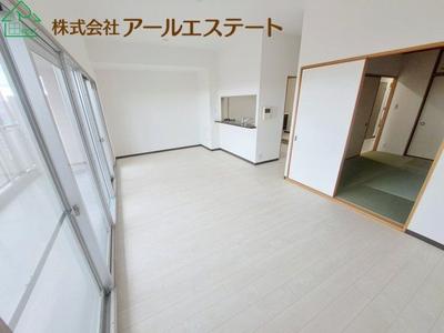 Renovated 3LDK Apartment Near JR Higashi-Kakogawa Station — Image 3, Kakogawa, Hyogo