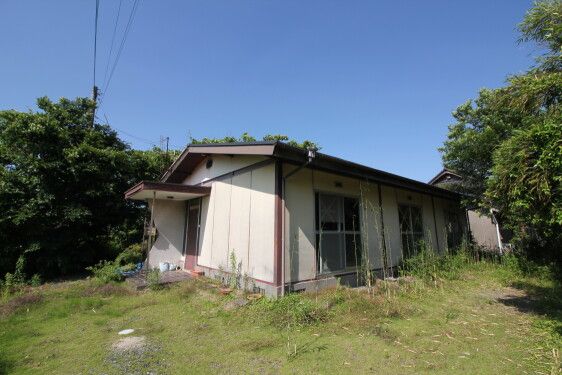 Spacious 667sqm Land with 4DK House for Renovation in Uto, Kumamoto - Thumbnail 2