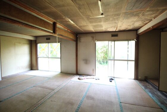 Spacious 667sqm Land with 4DK House for Renovation in Uto, Kumamoto - Thumbnail 4