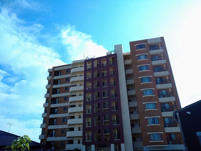 4LDK Corner Apartment with Excellent Views in Kitakyushu - Image 1