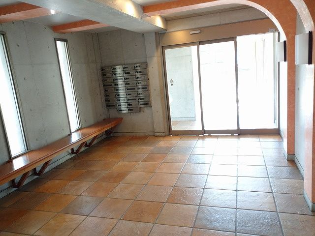 4LDK Corner Apartment with Excellent Views in Kitakyushu - Thumbnail 3