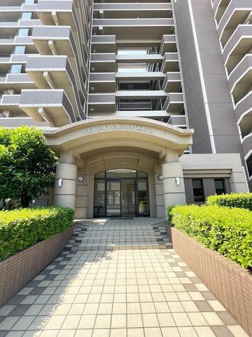 Highmat Wakamatsu II 4LDK Condo with Private Garden in Kitakyushu - Thumbnail 2