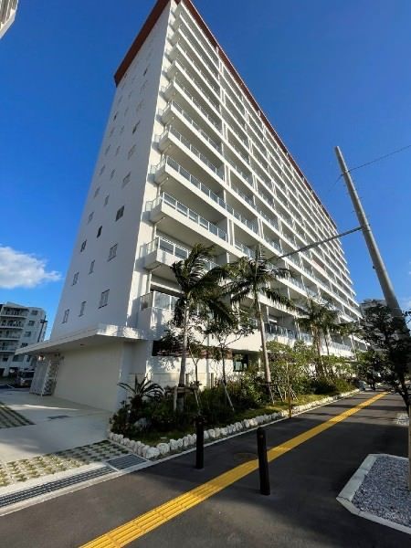 3LDK Apartment in Tomigusuku City with Balcony and Parking - Main Image