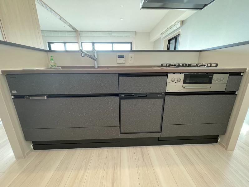 3LDK Apartment in Tomigusuku City with Balcony and Parking - Thumbnail 2