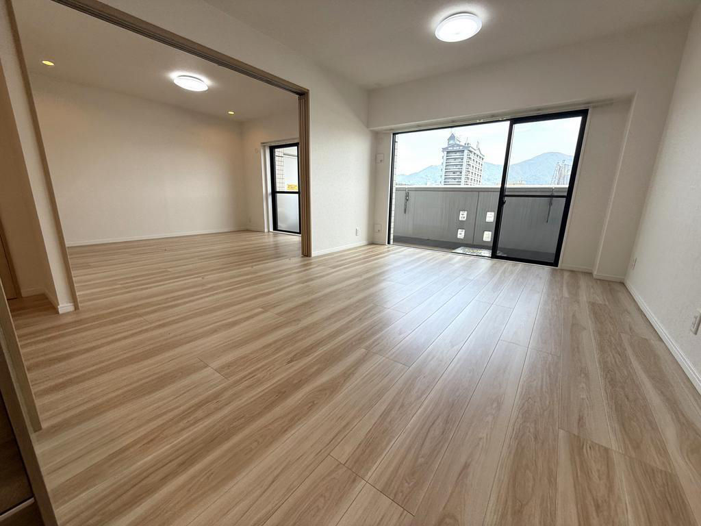 Renovated 3LDK Apartment in Kitakyushu with Balcony - Thumbnail 3