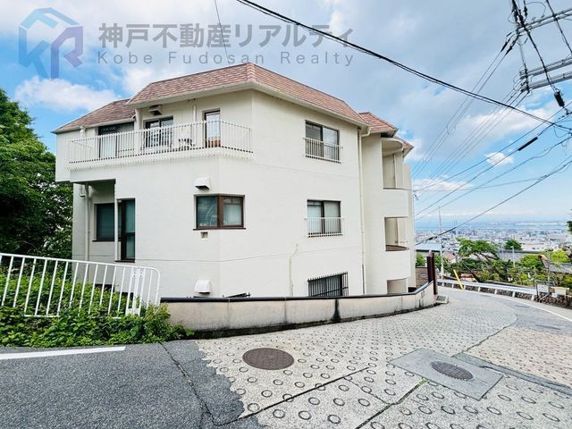 Calche Rokkodai 2LDK Renovated Apartment in Kobe - Image 1