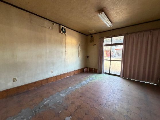 Rental House in Mihara Hiroshima with Versatile Shop Space - Thumbnail 3