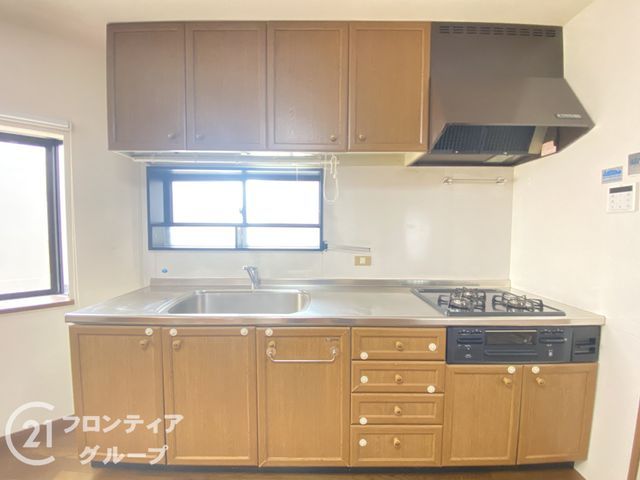 2LDK House for Sale in Neyagawa, Osaka with Built-in Garage - Thumbnail 2