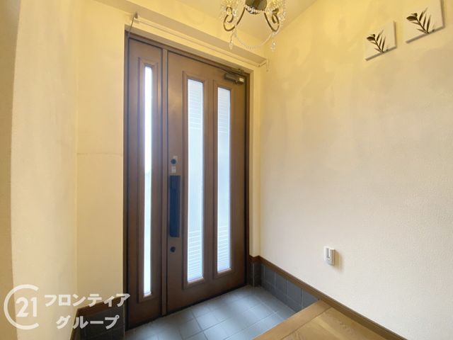2LDK House for Sale in Neyagawa, Osaka with Built-in Garage - Thumbnail 3