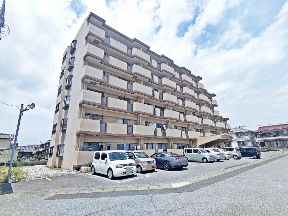 3LDK Apartment in Nagahama with Balcony Views - Thumbnail 2