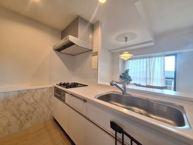 3LDK Apartment in Takarazuka with South-Facing Balcony - Thumbnail 4
