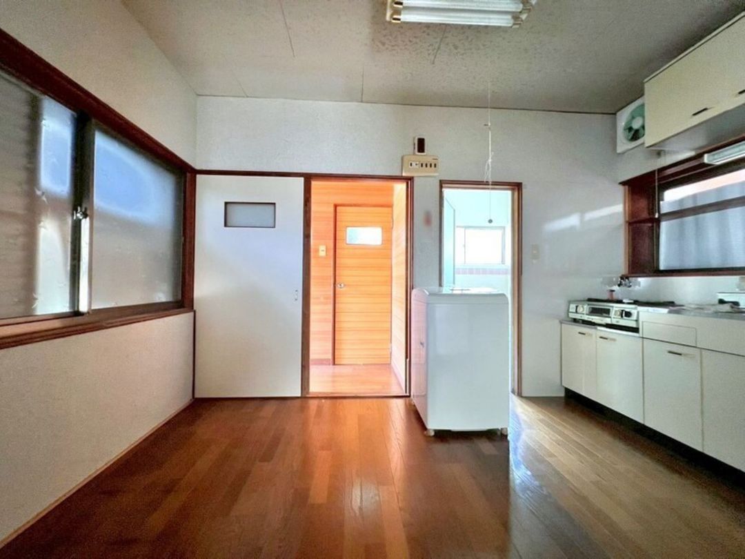 Spacious 4LDK Family House in Setagaya, Tokyo with Balcony - Thumbnail 4