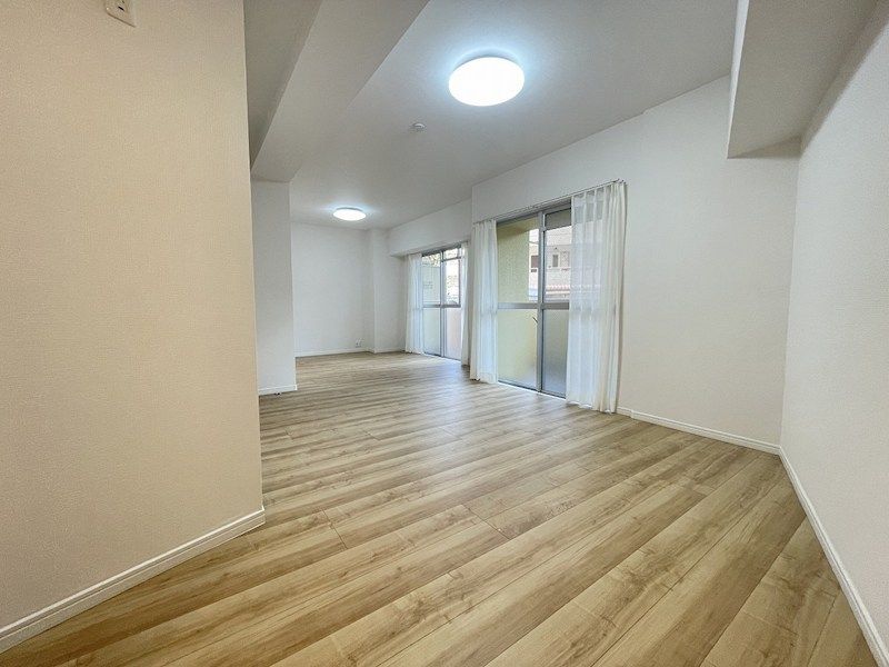 Renovated 3LDK Apartment with Private Garden in Fukuoka - Thumbnail 4