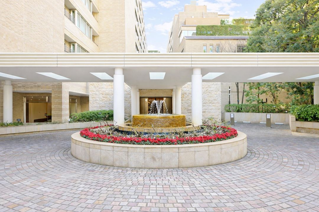 Renovated 3LDK Apartment in Minamiazabu, Minato, Tokyo - Thumbnail 2