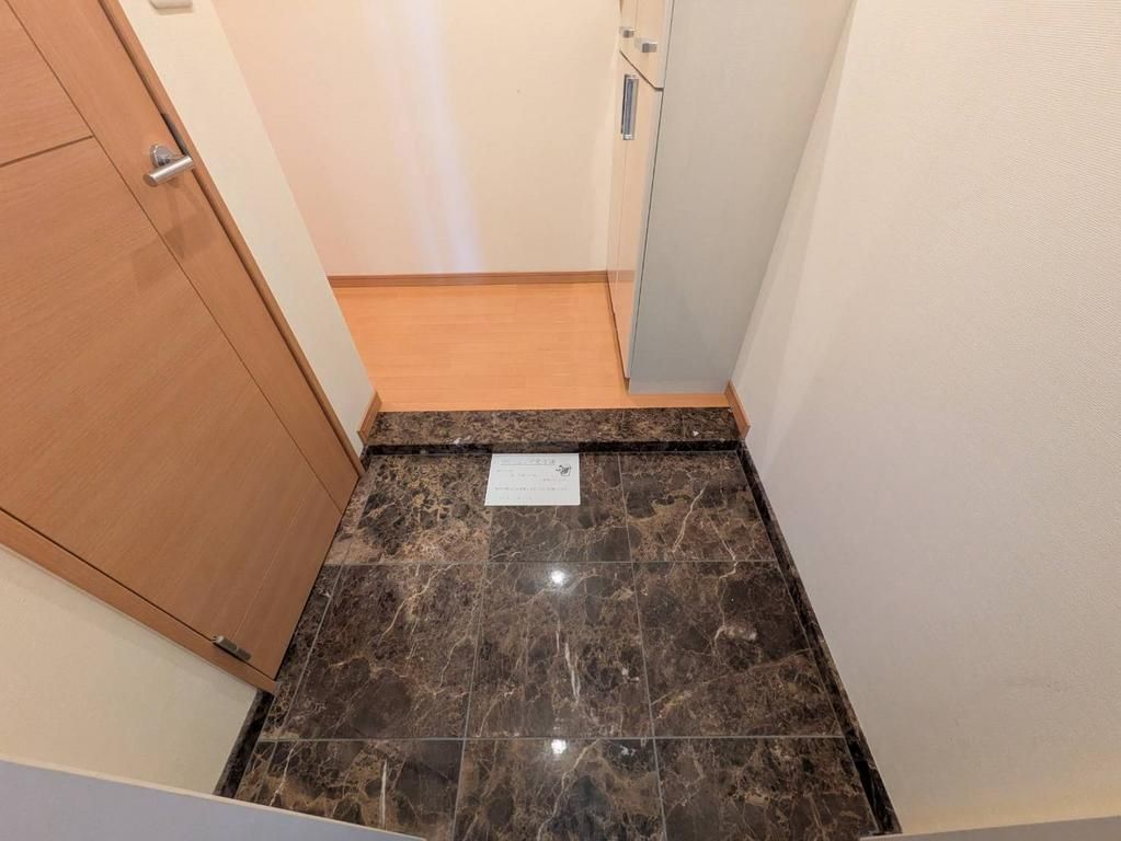 2LDK Apartment for Sale in Wakayama City, 73.42m² - Thumbnail 3