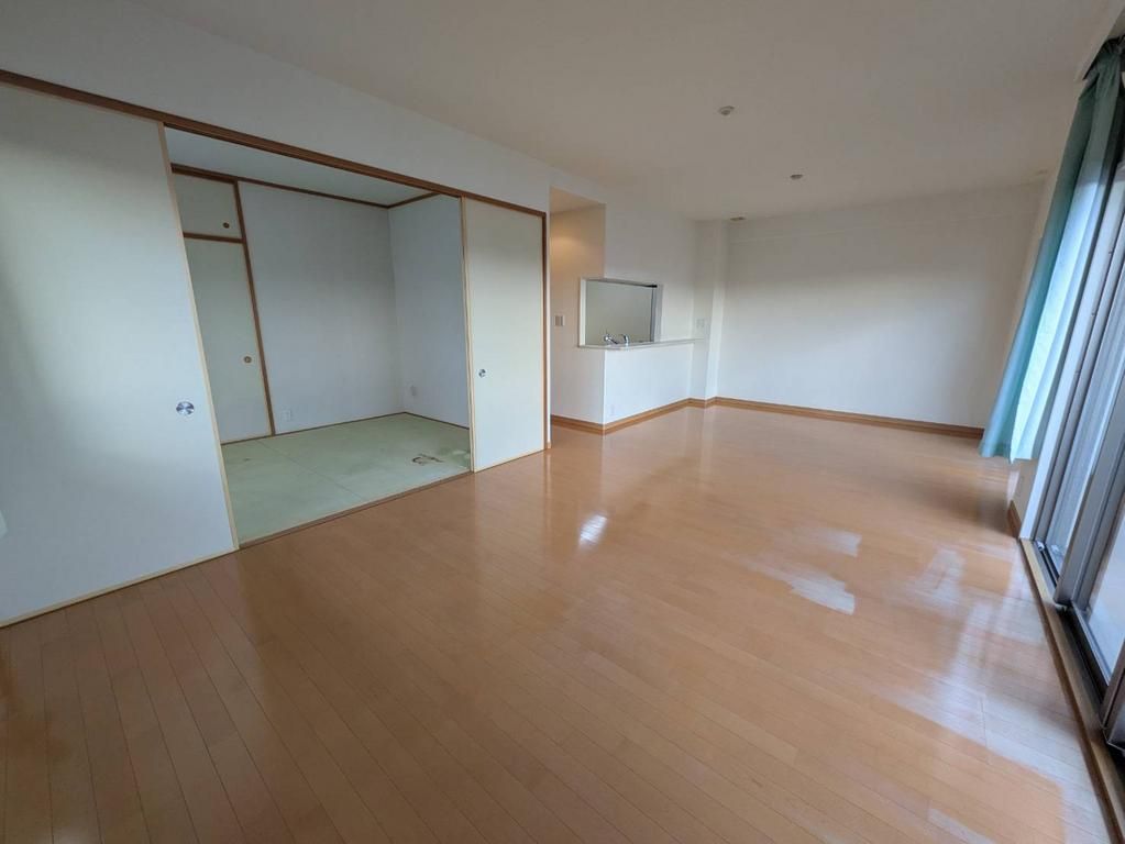 2LDK Apartment for Sale in Wakayama City, 73.42m² - Thumbnail 4