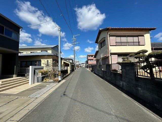 3LDK house in Hamamatsu with solar panels and parking - Thumbnail 2