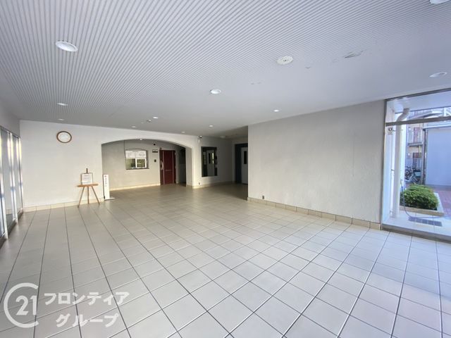 Renovated 3LDK Apartment in Akashi with South-Facing Balcony - Thumbnail 4