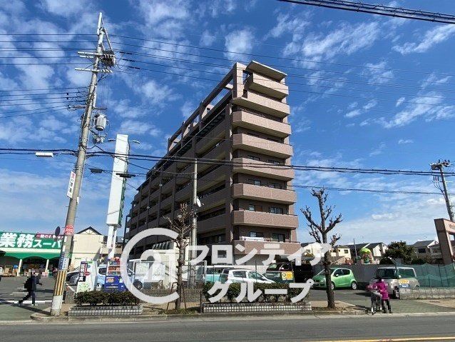3LDK Condo with Private Garden in Neyagawa, Osaka - Thumbnail 2