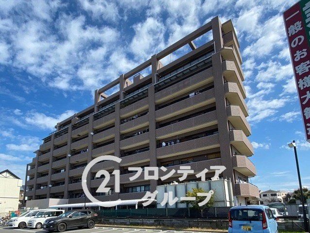 3LDK Condo with Private Garden in Neyagawa, Osaka - Thumbnail 3