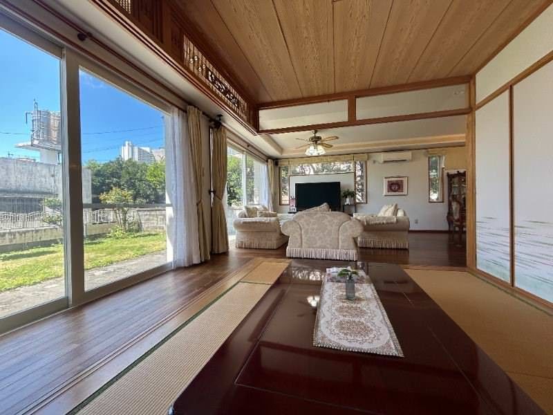 Spanish-Style 4LDK Villa with Atrium in Okinawa City - Image 22